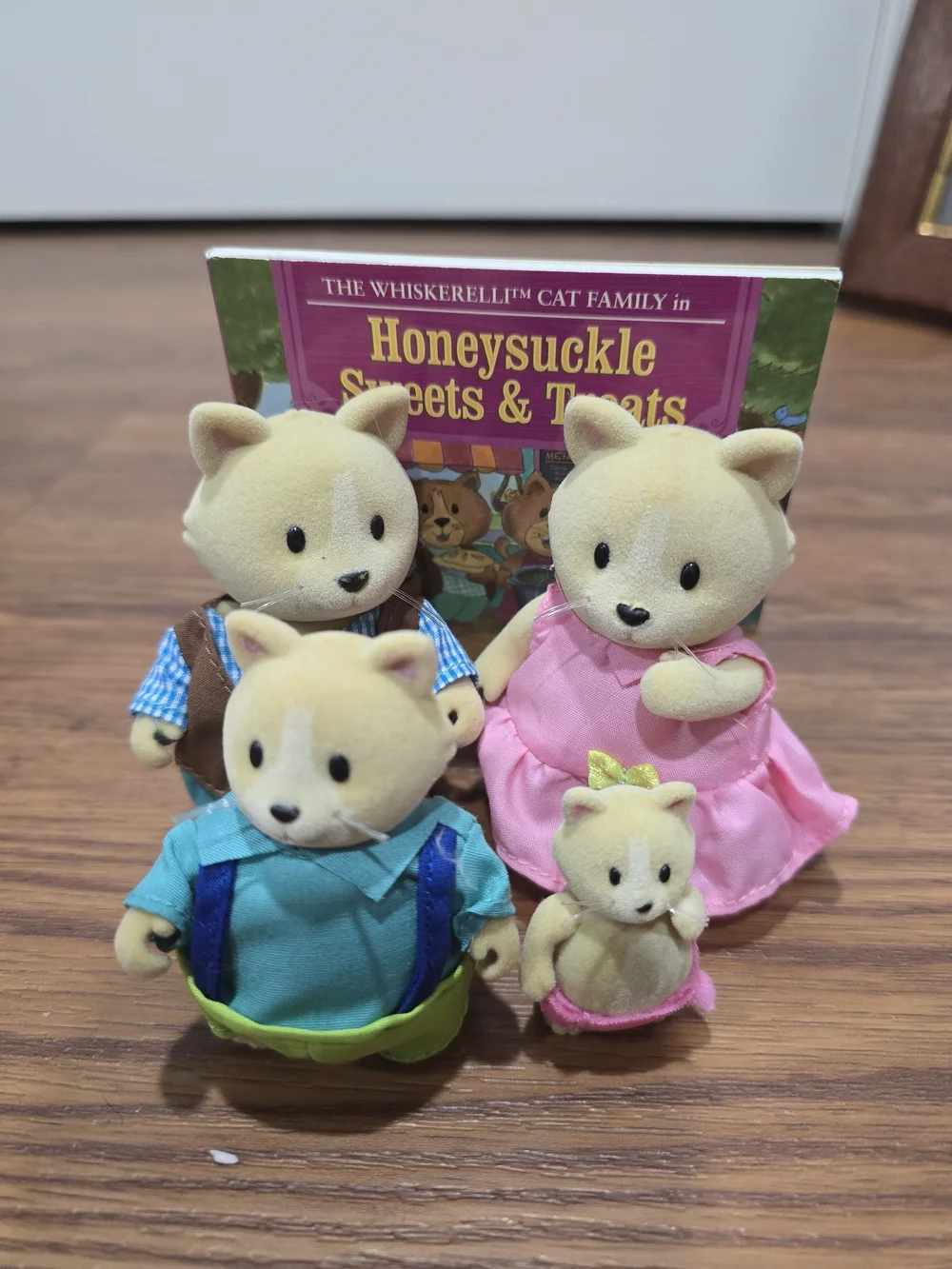 Li'l Woodzeez Whiskerelli Cat Family Set Figures & Storybook Honeysuckle Sweets